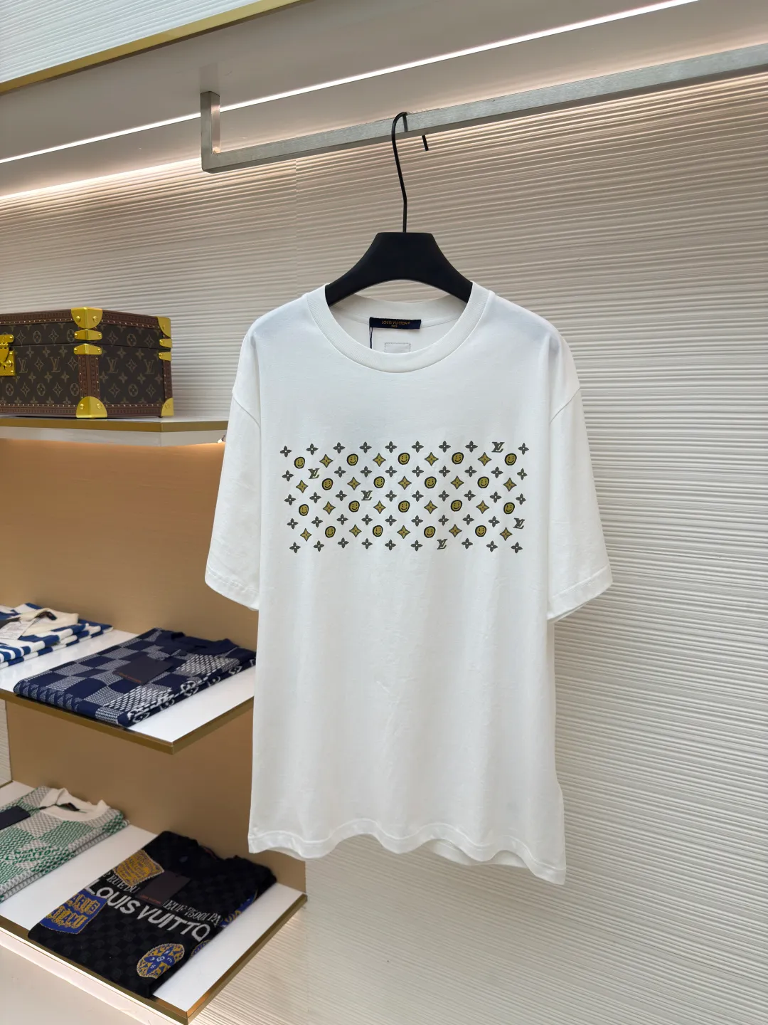 LOUIS VUITTON Smiley short-sleeved T-shirt ●Authentic product: purchased and developed by 8109 ●Item number: 1680133-A10 ●Fabric: pure cotton fabric ●Technology: printing production ●Version: fitted version ●Weight: about 230 grams ●Size: XS-S-L-XL ●Description: Customized 280g pure cotton double yarn stiff fabric. The cloth surface is clean. The texture is clear. The hand feels very delicate and solid. More strong. Comfortable and breathable, not easy to deform and wrinkle. 1×1 Solona thread. Fabric threads are dyed in the same vat with no color difference. Not easy to deform. Full set of customized trademarks, hangtags, wash marks. The highest version on the market, Os dropped shoulders and loose version. The latest synchronization for spring and summer. Fashionable personality. Same style for men and women. Super versatile. The overall wiring is straight and delicate, the fabric is comfortable and soft, and the color is consistent without color difference. It can be matched with the same style to create a fashionable look and control various occasions. Customized accessories, complete with three standards, same style for men and women!